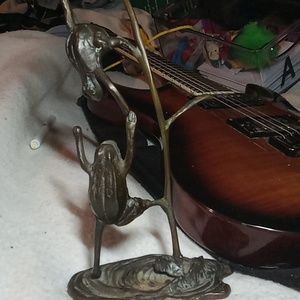 2 bronzed frogs climbing statue sculpture art